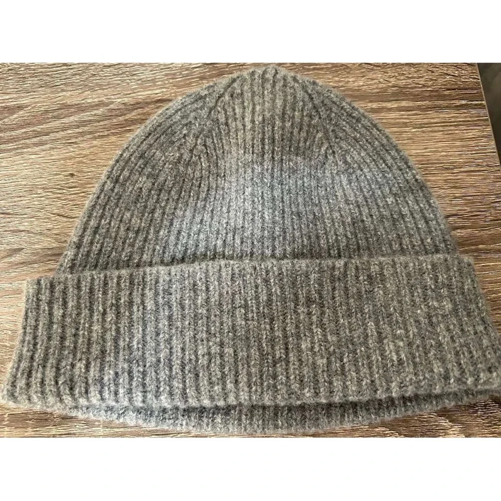 Fiorucci Grey 100% Wool Ribbed Knit Beanie Hat Made in Scotland Red F Logo